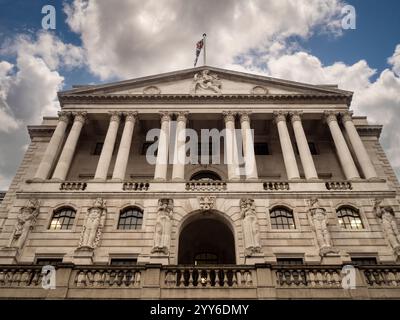 Facciata esterna della Bank of England con cielo nuvoloso. Londra. REGNO UNITO Foto Stock