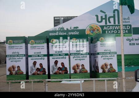 Rajkot, Gujarat, India. 19 dicembre 2024. Preparazione dell'Agri World Expo 2024 Square Box vista centro. Crediti: Nasirkhan Davi/Alamy Live News Foto Stock