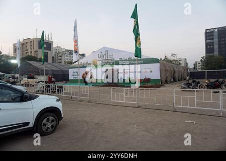 Rajkot, Gujarat, India. 19 dicembre 2024. Preparazione della seconda cupola dell'Agri World Expo 2024. Crediti: Nasirkhan Davi/Alamy Live News Foto Stock