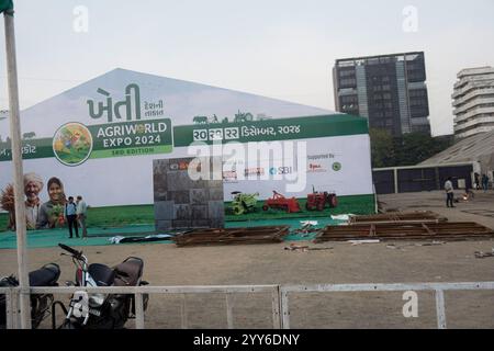 Rajkot, Gujarat, India. 19 dicembre 2024. Preparazione dell'Agri World Expo 2024. Crediti: Nasirkhan Davi/Alamy Live News Foto Stock