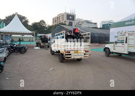 Rajkot, Gujarat, India. 19 dicembre 2024. Preparazione dell'attrezzatura per lo scarico dei veicoli dell'Agri World Expo 2024. Crediti: Nasirkhan Davi/Alamy Live News Foto Stock