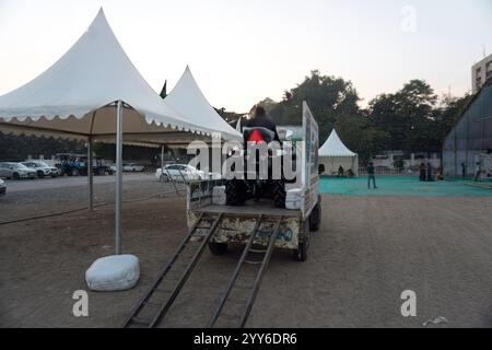 Rajkot, Gujarat, India. 19 dicembre 2024. Preparazione dell'attrezzatura di scarico dei veicoli dell'Agri World Expo 2024. Crediti: Nasirkhan Davi/Alamy Live News Foto Stock