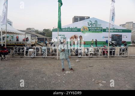 Rajkot, Gujarat, India. 19 dicembre 2024. Preparazione del fotografo Agri World Expo 2024. Crediti: Nasirkhan Davi/Alamy Live News Foto Stock