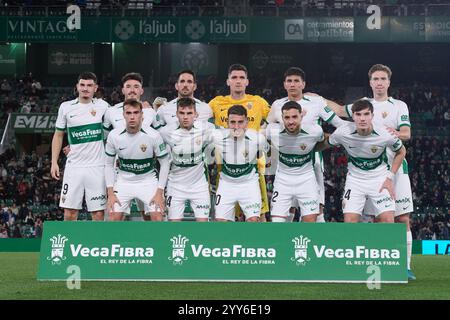 Elche, Spagna. 19 dicembre 2024. ELCHE, SPAGNA - 19 DICEMBRE: Il team Elche CF si prepara a scattare una foto prima del lancio del LaLiga Hypermotion match tra Elche CF e Racing Club de Santander allo stadio Manuel Martinez Valero il 19 dicembre 2024 a Elche, Spagna. (Foto di Francisco Macia/Photo Players Images/Magara Press) crediti: Magara Press SL/Alamy Live News Foto Stock