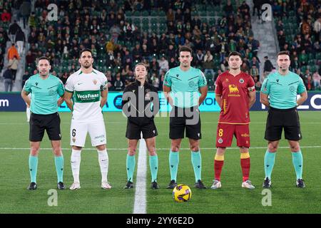 Elche, Spagna. 19 dicembre 2024. ELCHE, SPAGNA - 19 DICEMBRE: Capitani e arbitri della posa di marzo prima del LaLiga Hypermotion match tra Elche CF e Racing Club de Santander allo stadio Manuel Martinez Valero il 19 dicembre 2024 a Elche, Spagna. (Foto di Francisco Macia/Photo Players Images/Magara Press) crediti: Magara Press SL/Alamy Live News Foto Stock