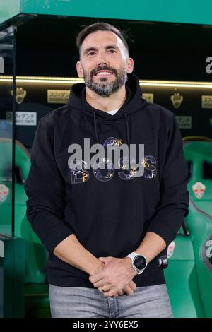 Elche, Spagna. 19 dicembre 2024. ELCHE, SPAGNA - 19 DICEMBRE: Eder Sarabia Capo allenatore dell'Elche CF durante il LaLiga Hypermotion match tra Elche CF e Racing Club de Santander allo stadio Manuel Martinez Valero il 19 dicembre 2024 a Elche, Spagna. (Foto di Francisco Macia/Photo Players Images/Magara Press) crediti: Magara Press SL/Alamy Live News Foto Stock