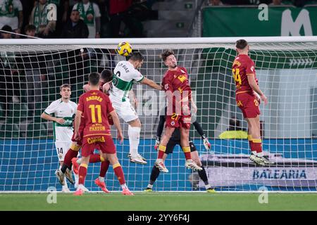 Elche, Spagna. 19 dicembre 2024. ELCHE, SPAGNA - 19 DICEMBRE: Pedro Bigas Centre-Back di Elche CF in azione durante il LaLiga Hypermotion match tra Elche CF e Racing Club de Santander allo stadio Manuel Martinez Valero il 19 dicembre 2024 a Elche, Spagna. (Foto di Francisco Macia/Photo Players Images/Magara Press) crediti: Magara Press SL/Alamy Live News Foto Stock