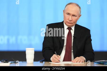 Mosca, Russia. 19 dicembre 2024. Il presidente russo Vladimir Putin, ascolta una domanda durante la conferenza stampa annuale e la call-in show al Gostinny Dvor, 19 dicembre 2024 a Mosca, Russia. Crediti: Gavriil Grigorov/piscina del Cremlino/Alamy Live News Foto Stock