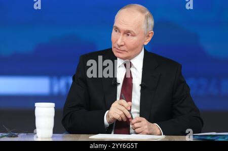 Mosca, Russia. 19 dicembre 2024. Il presidente russo Vladimir Putin, ascolta una domanda durante la conferenza stampa annuale e la call-in show al Gostinny Dvor, 19 dicembre 2024 a Mosca, Russia. Crediti: Gavriil Grigorov/piscina del Cremlino/Alamy Live News Foto Stock