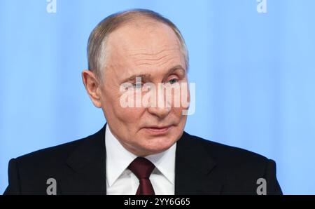 Mosca, Russia. 19 dicembre 2024. Il presidente russo Vladimir Putin, ascolta una domanda durante la conferenza stampa annuale e la call-in show al Gostinny Dvor, 19 dicembre 2024 a Mosca, Russia. Crediti: Gavriil Grigorov/piscina del Cremlino/Alamy Live News Foto Stock