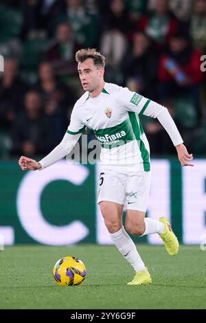 Elche, Spagna. 19 dicembre 2024. ELCHE, SPAGNA - 19 DICEMBRE: Alvaro Nunez destro di Elche CF corre con la palla durante il LaLiga Hypermotion match tra Elche CF e Racing Club de Santander allo stadio Manuel Martinez Valero il 19 dicembre 2024 a Elche, Spagna. (Foto di Francisco Macia/Photo Players Images/Magara Press) crediti: Magara Press SL/Alamy Live News Foto Stock