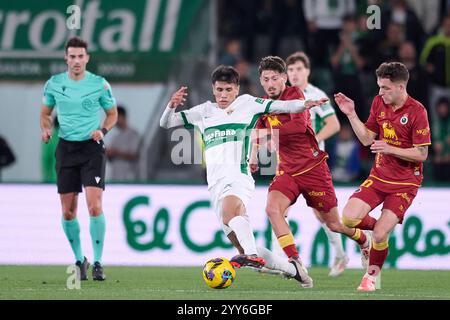 Elche, Spagna. 19 dicembre 2024. ELCHE, SPAGNA - 19 DICEMBRE: Nico Castro attacca il centrocampo dell'Elche CF in azione durante il LaLiga Hypermotion match tra Elche CF e Racing Club de Santander allo stadio Manuel Martinez Valero il 19 dicembre 2024 a Elche, Spagna. (Foto di Francisco Macia/Photo Players Images/Magara Press) crediti: Magara Press SL/Alamy Live News Foto Stock