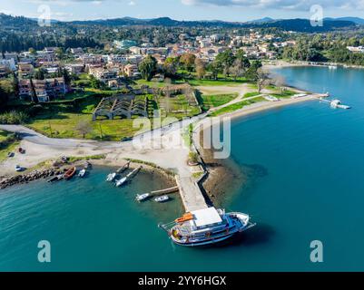 Vista aerea della città costiera, del porto e della barca ormeggiata. Foto Stock