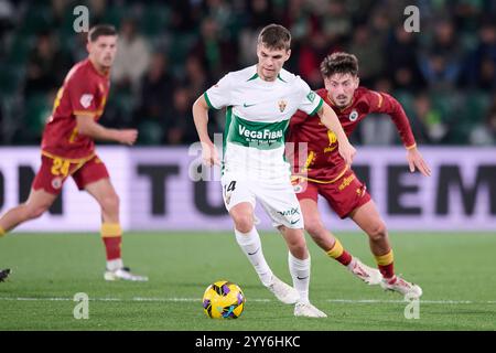 Elche, Spagna. 19 dicembre 2024. ELCHE, SPAGNA - 19 DICEMBRE: Aleix Febas centrocampo centrale dell'Elche CF in azione durante il LaLiga Hypermotion match tra Elche CF e Racing Club de Santander allo stadio Manuel Martinez Valero il 19 dicembre 2024 a Elche, Spagna. (Foto di Francisco Macia/Photo Players Images/Magara Press) crediti: Magara Press SL/Alamy Live News Foto Stock