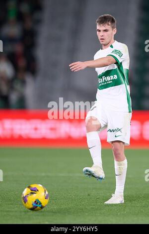 Elche, Spagna. 19 dicembre 2024. ELCHE, SPAGNA - 19 DICEMBRE: Aleix Febas centrocampo centrale dell'Elche CF passa la palla durante la partita di LaLiga Hypermotion tra Elche CF e Racing Club de Santander allo stadio Manuel Martinez Valero il 19 dicembre 2024 a Elche, Spagna. (Foto di Francisco Macia/Photo Players Images/Magara Press) crediti: Magara Press SL/Alamy Live News Foto Stock