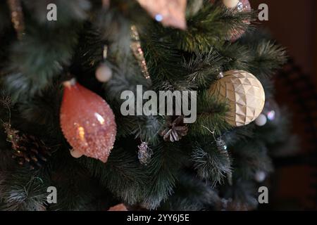 Decorazioni squisite ed eleganti sull'albero di Natale per una festosa stagione di festività Foto Stock