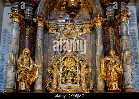 Altare d'oro con la statua del bambino Gesù di Praga, nella Chiesa di nostra Signora delle vittorie, nel quartiere di Malá strana, Praga, Cechia Foto Stock