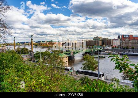 Vista panoramica sul fiume Moldau e sul ponte Cechuv (Čechův Most) dalla collina di Letna, Praga, Cechia Foto Stock