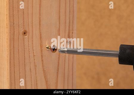 Punta per cacciavite phillips rotta nell'avvitatore a percussione. Concetto di costruzione, manutenzione domestica e riparazione di utensili. Foto Stock