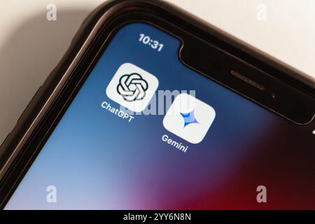 Città del Messico, MESSICO - 4 dicembre 2024 : le icone ChatGPT e Google Gemini vengono visualizzate su un iPhone. Foto Stock