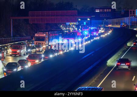 Einsatzkräfte der Feuerwehr Essen bei einem Verkehrsunfall auf der A40 im Berufsverkehr. Viele Einsatzfahrzeuge im Einsatz *** servizi di emergenza dei vigili del fuoco di Essen coinvolti in un incidente stradale sulla A40 durante l'ora di punta molti veicoli di emergenza schierati Foto Stock