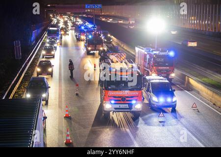 Einsatzkräfte der Feuerwehr Essen bei einem Verkehrsunfall auf der A40 im Berufsverkehr. Viele Einsatzfahrzeuge im Einsatz *** servizi di emergenza dei vigili del fuoco di Essen coinvolti in un incidente stradale sulla A40 durante l'ora di punta molti veicoli di emergenza schierati Foto Stock