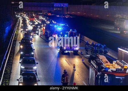 Einsatzkräfte der Feuerwehr Essen bei einem Verkehrsunfall auf der A40 im Berufsverkehr. Viele Einsatzfahrzeuge im Einsatz *** servizi di emergenza dei vigili del fuoco di Essen coinvolti in un incidente stradale sulla A40 durante l'ora di punta molti veicoli di emergenza schierati Foto Stock