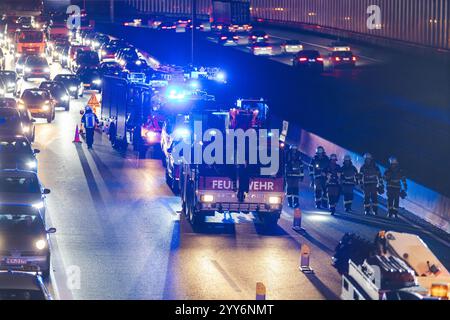 Einsatzkräfte der Feuerwehr Essen bei einem Verkehrsunfall auf der A40 im Berufsverkehr. Viele Einsatzfahrzeuge im Einsatz *** servizi di emergenza dei vigili del fuoco di Essen coinvolti in un incidente stradale sulla A40 durante l'ora di punta molti veicoli di emergenza schierati Foto Stock