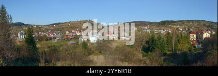 Vista panoramica dalla periferia sud-occidentale attraverso via Shevchenko e il letto del fiume nella cittadina di Skhidnytsia, Ucraina occidentale. Foto Stock