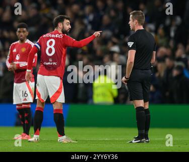 Londra, Regno Unito. 19 dicembre 2024. Tottenham Hotspur contro Manchester United - quarti di finale - Carabao Cup - Tottenham Hotspur Stadium. Bruno Fernandes del Manchester United discute con l'arbitro sul 4° gol del Tottenham. Crediti immagine: Mark Pain/Alamy Live News Foto Stock