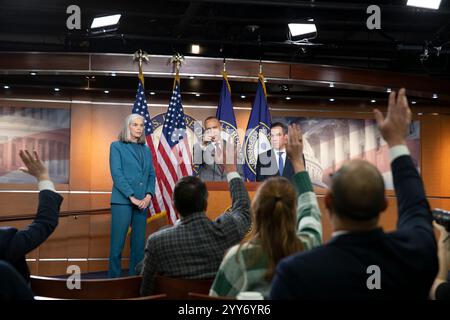 Il leader delle minoranze della camera degli Stati Uniti Hakeem Jeffries (Democratico di New York) risponde alle domande di una riunione della leadership della minoranza della camera sulla risposta al rifiuto del disegno di legge sulla spesa del governo al Capitol Visitor Center giovedì 19 dicembre 2024. Il disegno di legge, che avrebbe fornito finanziamenti per evitare la chiusura del governo, è stato respinto dal presidente eletto Donald J. Trump, e le rinegoziazioni sono state stimolate con il presidente della camera dei rappresentanti degli Stati Uniti Mike Johnson (repubblicano della Louisiana) e altri membri della camera. Crediti: Mattie Neretin/CNP/Sipa USA Foto Stock