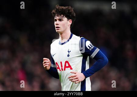 Archie Gray del Tottenham Hotspur durante i quarti di finale della Carabao Cup al Tottenham Hotspur Stadium di Londra. Data foto: Giovedì 19 dicembre 2024. Foto Stock