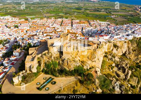 Città spagnola di Salobrena su una scogliera di pietra che domina il castello fortificato Foto Stock