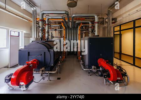 Sala caldaie industriali con moderne attrezzature per caldaie. Foto Stock