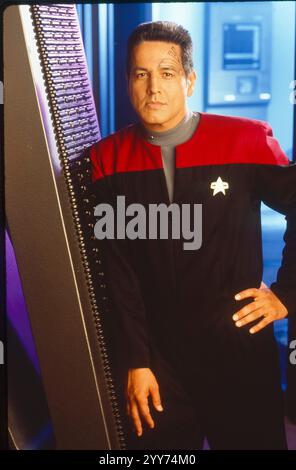 11 dicembre 2024, Hollywood, California, USA: DATA DI USCITA:1995 TITOLO:Star Trek Voyager STUDIO: Paramount Pictures TRAMA: Ambientato nel 24 ° secolo, quando la Terra fa parte di una Federazione unita di pianeti, segue le avventure della nave della flotta Stellare USS Voyager nel tentativo di tornare a casa nel Quadrante Alfa dopo essere stata bloccata nel Quadrante Delta sul lato opposto della galassia. PROTAGONISTA: Robert Beltran (immagine di credito: © Paramount Studios/Entertainment Pictures via ZUMA Press) SOLO PER USO EDITORIALE! Non per USO commerciale! Foto Stock