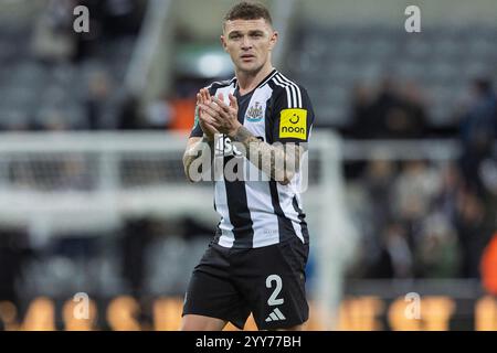 Il Kieran Trippier del Newcastle United applaude i propri tifosi dopo la partita dei quarti di finale della Carabao Cup tra Newcastle United e Brentford al St. James's Park, Newcastle, mercoledì 18 dicembre 2024. (Foto: Mark Fletcher | mi News) crediti: MI News & Sport /Alamy Live News Foto Stock