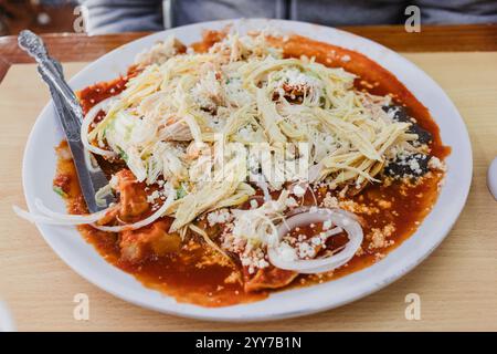 Le cavallette cotte, localmente note come chapulines, sono un insetto cibo di strada in Messico Foto Stock