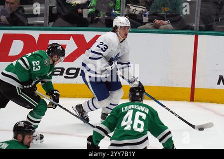 Dallas, Stati Uniti. 18 dicembre 2024. Matthew Knies 23° dei Toronto Maple Leafs che pattinano con il puck contro i Dallas Stars durante la partita della National Hockey League all'American Airlines Center. Toronto Maple Leafs batte Dallas Stars 5-3. Il 18 dicembre 2024 a Dallas, Texas. (Foto di Javier Vicencio/ Eyepix Group/Sipa USA) credito: SIPA USA/Alamy Live News Foto Stock