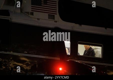 Washington, Stati Uniti. 19 dicembre 2024. Marine One che trasporta il presidente degli Stati Uniti Joe Biden atterra sul South Lawn della Casa Bianca a Washington DC giovedì 19 dicembre 2024. Foto di Ting Shen/UPI credito: UPI/Alamy Live News Foto Stock