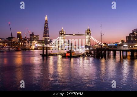 Tower Bridge che si illumina al crepuscolo di Londra: Una vista iconica che non manca mai di ispirare. Foto Stock