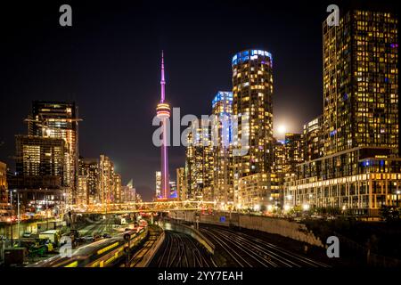 Luna piena, Toronto notturna, vista sullo skyline con la CN Tower come fulcro. Foto Stock
