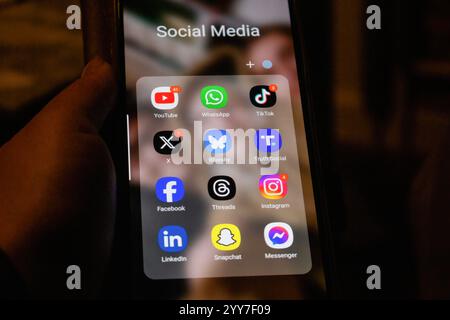 In questa immagine, YouTube, WhatsApp, TikTok, X, precedentemente noto come Twitter, Bluesky, Truth Social, Facebook, Threads, i logo Instagram, LinkedIn, Snapchat e Messenger visualizzati su uno smartphone. Foto Stock