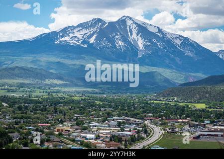 Carbondale, Colorado, presenta uno splendido paesaggio innevato del Monte Sopris e una vivace vegetazione sotto un cielo luminoso. Foto Stock