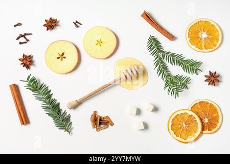 Composizione con diversi ingredienti per il VIN brulé su fondo bianco Foto Stock