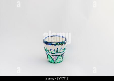 Bellissimo piccolo vaso dipinto a mano per piante su sfondo bianco isolato con spazio di copia. Foto Stock