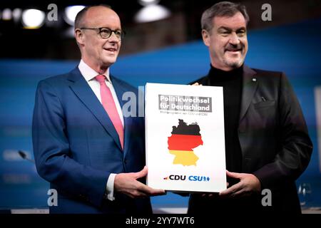 Friedrich Merz, Markus Soeder - Wahlprogramm DEU, Deutschland, Germania, Berlino, 17.12.2024 Friedrich Merz , Vorsitzender der CDU und Fraktionsvorsitzender , und Markus Soeder , Vorsitzender der CSU und Ministerpraesident in Bayern rechts waehrend der Pressekonferenz zur Vorstellung vom Wahlprogramm der CDU/CSU/CSU Nach dem Scheitern der Regierungskoalition im November und dem Misstrauensvotum werden in Deutschland AM 23. February vorgezogene Wahlen abgehalten en: Friedrich Merz , presidente della CDU e capo del gruppo parlamentare Foto Stock