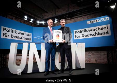 Friedrich Merz, Markus Soeder - Wahlprogramm DEU, Deutschland, Germania, Berlino, 17.12.2024 Friedrich Merz , Vorsitzender der CDU und Fraktionsvorsitzender , und Markus Soeder , Vorsitzender der CSU und Ministerpraesident in Bayern rechts waehrend der Pressekonferenz zur Vorstellung vom Wahlprogramm der CDU/CSU/CSU Nach dem Scheitern der Regierungskoalition im November und dem Misstrauensvotum werden in Deutschland AM 23. February vorgezogene Wahlen abgehalten en: Friedrich Merz , presidente della CDU e capo del gruppo parlamentare Foto Stock