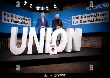 Friedrich Merz, Markus Soeder - Wahlprogramm DEU, Deutschland, Germania, Berlino, 17.12.2024 Friedrich Merz , Vorsitzender der CDU und Fraktionsvorsitzender , und Markus Soeder , Vorsitzender der CSU und Ministerpraesident in Bayern rechts waehrend der Pressekonferenz zur Vorstellung vom Wahlprogramm der CDU/CSU/CSU Nach dem Scheitern der Regierungskoalition im November und dem Misstrauensvotum werden in Deutschland AM 23. February vorgezogene Wahlen abgehalten en: Friedrich Merz , presidente della CDU e capo del gruppo parlamentare Foto Stock