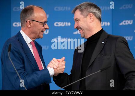 Friedrich Merz, Markus Soeder - Wahlprogramm DEU, Deutschland, Germania, Berlino, 17.12.2024 Friedrich Merz , Vorsitzender der CDU und Fraktionsvorsitzender , und Markus Soeder , Vorsitzender der CSU und Ministerpraesident in Bayern rechts waehrend der Pressekonferenz zur Vorstellung vom Wahlprogramm der CDU/CSU/CSU Nach dem Scheitern der Regierungskoalition im November und dem Misstrauensvotum werden in Deutschland AM 23. February vorgezogene Wahlen abgehalten en: Friedrich Merz , presidente della CDU e capo del gruppo parlamentare Foto Stock