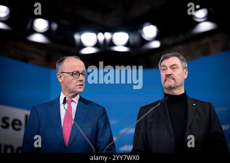 Friedrich Merz, Markus Soeder - Wahlprogramm DEU, Deutschland, Germania, Berlino, 17.12.2024 Friedrich Merz , Vorsitzender der CDU und Fraktionsvorsitzender , und Markus Soeder , Vorsitzender der CSU und Ministerpraesident in Bayern rechts waehrend der Pressekonferenz zur Vorstellung vom Wahlprogramm der CDU/CSU/CSU Nach dem Scheitern der Regierungskoalition im November und dem Misstrauensvotum werden in Deutschland AM 23. February vorgezogene Wahlen abgehalten en: Friedrich Merz , presidente della CDU e capo del gruppo parlamentare Foto Stock